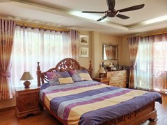 House for Sale Jomtien showing the master bedroom with balcony 