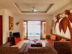 House for Sale Jomtien showing the living room poolside