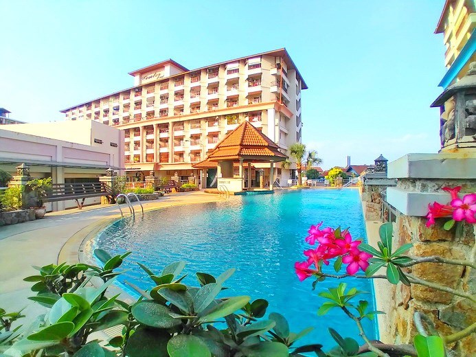 Condominium for rent Pattaya showing the communal pool Condominium for rent Pattaya showing the communal pool