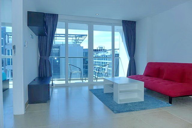 Condominium for rent Pattaya showing the living and balcony Condominium for rent Pattaya showing the living and balcony
