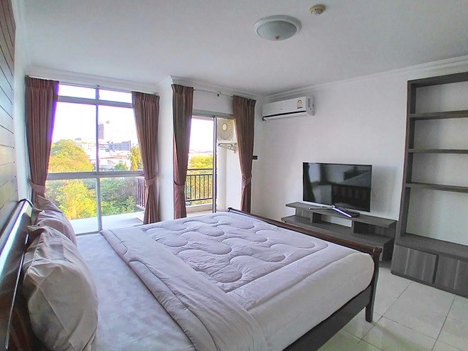 Condominium for rent Pattaya showing the master bedroom and balcony Condominium for rent Pattaya showing the master bedroom and balcony