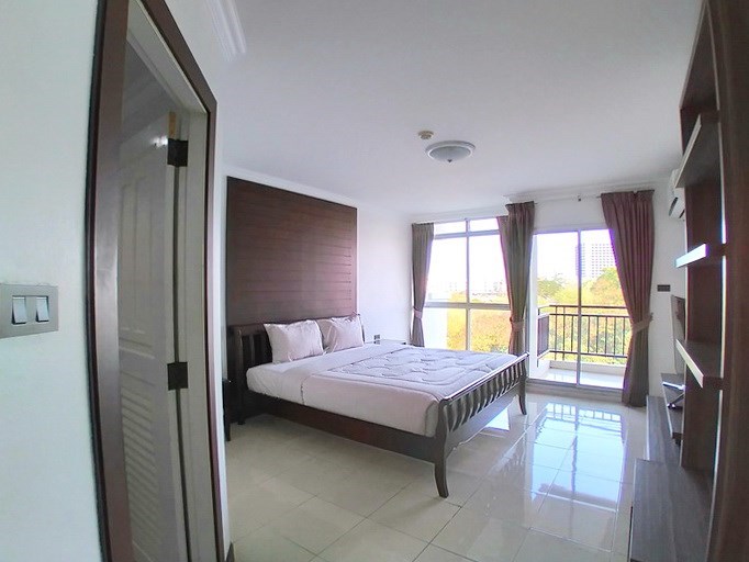 Condominium for rent Pattaya showing the master bedroom suite Condominium for rent Pattaya showing the master bedroom suite