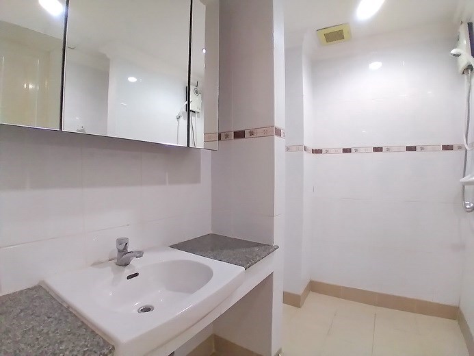 Condominium for rent Pattaya showing the second bathroom Condominium for rent Pattaya showing the second bathroom