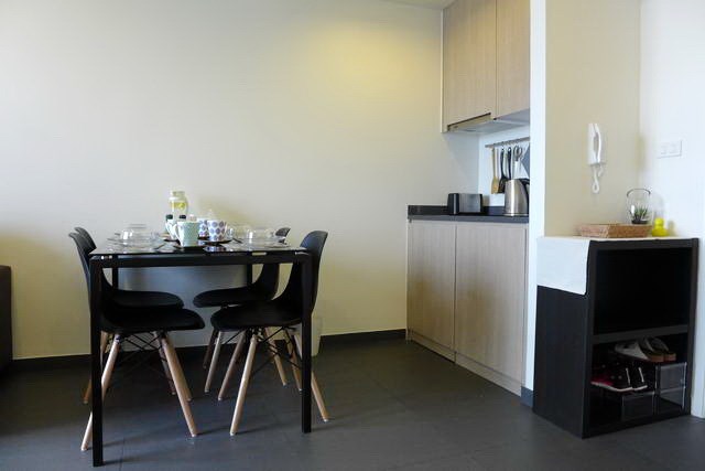 Condominium for Rent Pattaya showing the kitchen and dining area Condominium for Rent Pattaya showing the kitchen and dining area