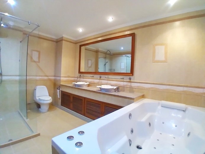 Condominium for sale Jomtien showing the bathroom with Jacuzzi bathtub Condominium for sale Jomtien showing the bathroom with Jacuzzi bathtub