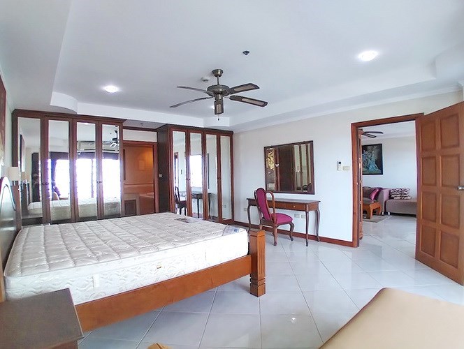 Condominium for sale Jomtien showing the bedroom and built-in wardrobe Condominium for sale Jomtien showing the bedroom and built-in wardrobe