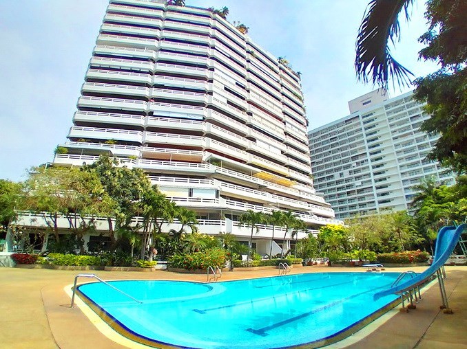 Condominium for sale Jomtien showing the pool and condo building Condominium for sale Jomtien showing the pool and condo building