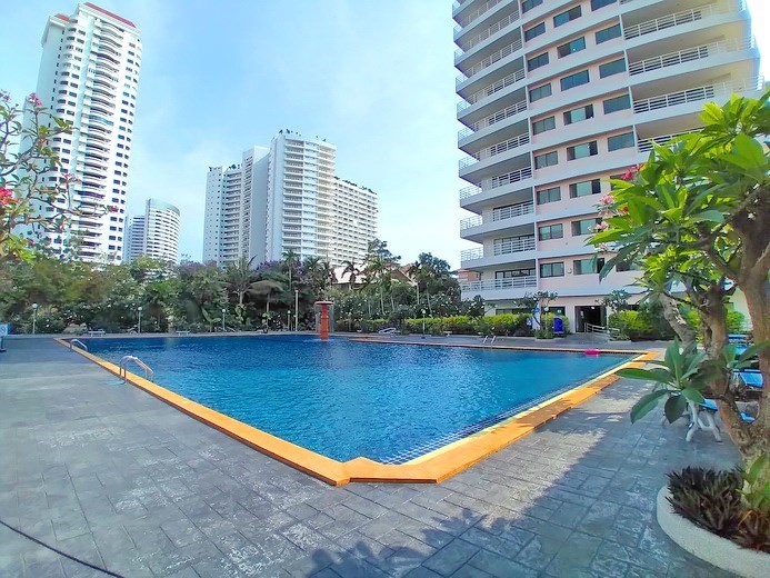 Condominium for sale Jomtien showing the communal pool and condo building Condominium for sale Jomtien showing the communal pool and condo building