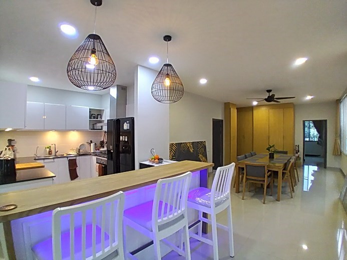 Condominium for sale Jomtien showing the dining and kitchen areas Condominium for sale Jomtien showing the dining and kitchen areas