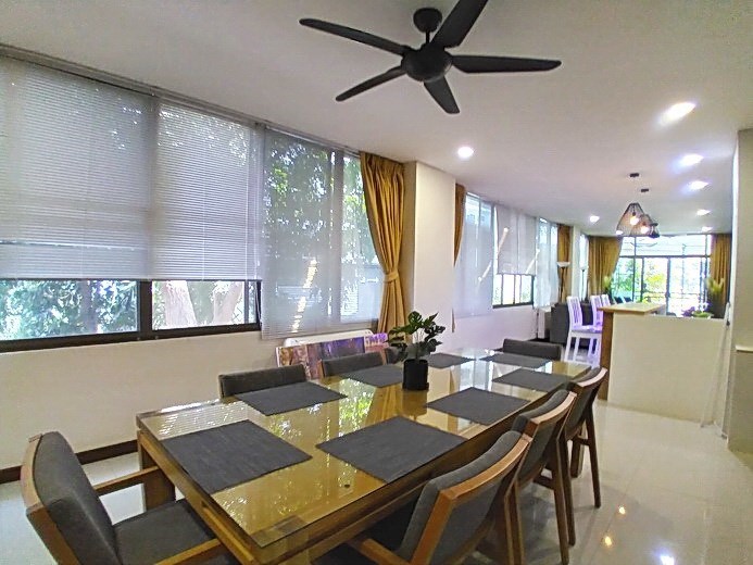 Condominium for sale Jomtien showing the dining and living areas Condominium for sale Jomtien showing the dining and living areas