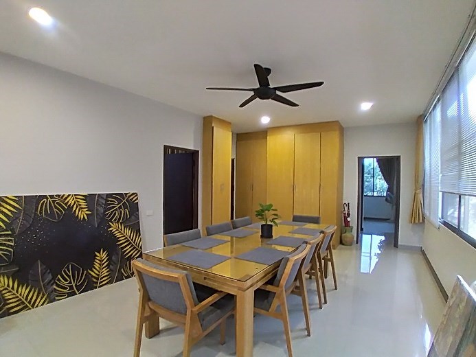 Condominium for sale Jomtien showing the dining area Condominium for sale Jomtien showing the dining area