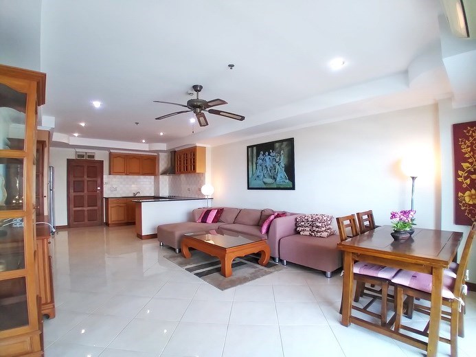 Condominium for sale Jomtien showing the dining, living and kitchen areas Condominium for sale Jomtien showing the dining, living and kitchen areas