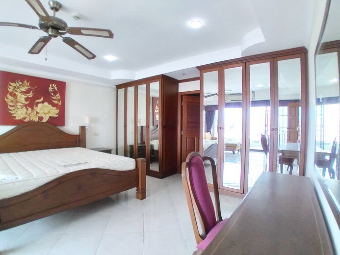 Condominium for sale Jomtien showing the dressing area Condominium for sale Jomtien showing the dressing area
