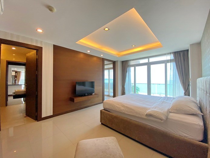 Condominium for sale Jomtien showing the first bedroom suite and balcony 