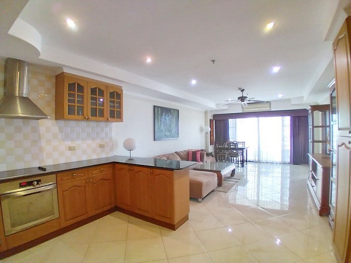 Condominium for sale Jomtien showing the kitchen, dining and living areas Condominium for sale Jomtien showing the kitchen, dining and living areas