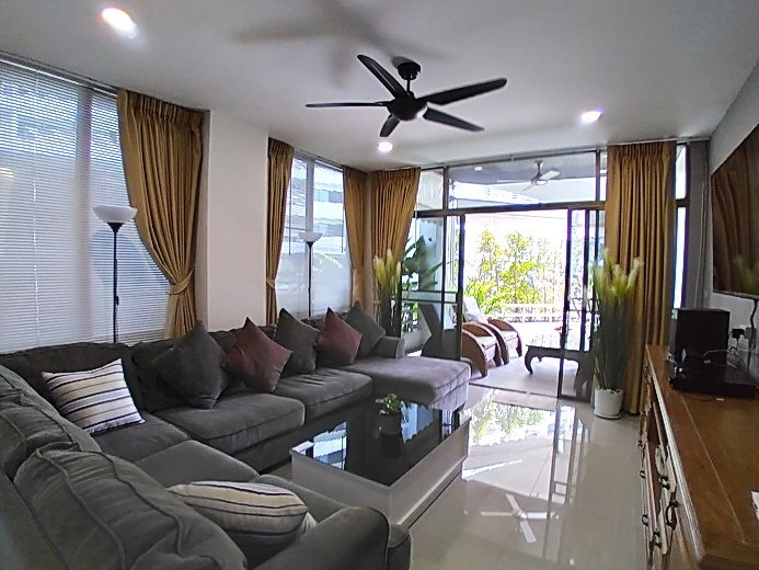 Condominium for sale Jomtien showing the living area and balcony Condominium for sale Jomtien showing the living area and balcony