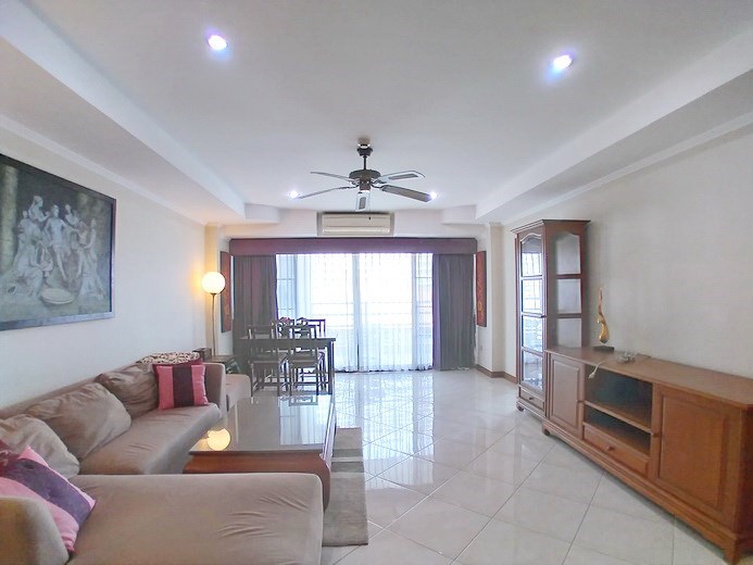 Condominium for sale Jomtien showing the living and dining areas Condominium for sale Jomtien showing the living and dining areas