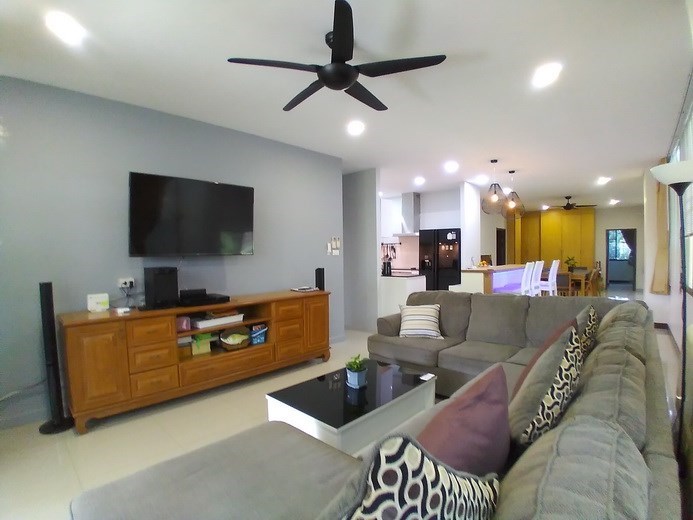 Condominium for sale Jomtien showing the living, dining and kitchen areas Condominium for sale Jomtien showing the living, dining and kitchen areas