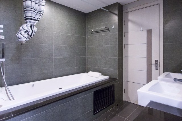 Condominium for sale Pattaya showing the bathroom with bathtub Condominium for sale Pattaya showing the bathroom with bathtub