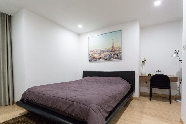 Condominium for sale Pattaya showing the bedroom room and office area Condominium for sale Pattaya showing the bedroom room and office area