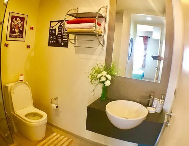 Condominium for sale UNIXX South Pattaya showing the bathroom Condominium for sale UNIXX South Pattaya showing the bathroom
