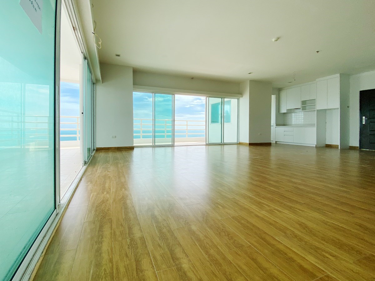 Condominium for sale Jomtien Beach Pattaya showing the large open plan living area Condominium for sale Jomtien Beach Pattaya showing the large open plan living area