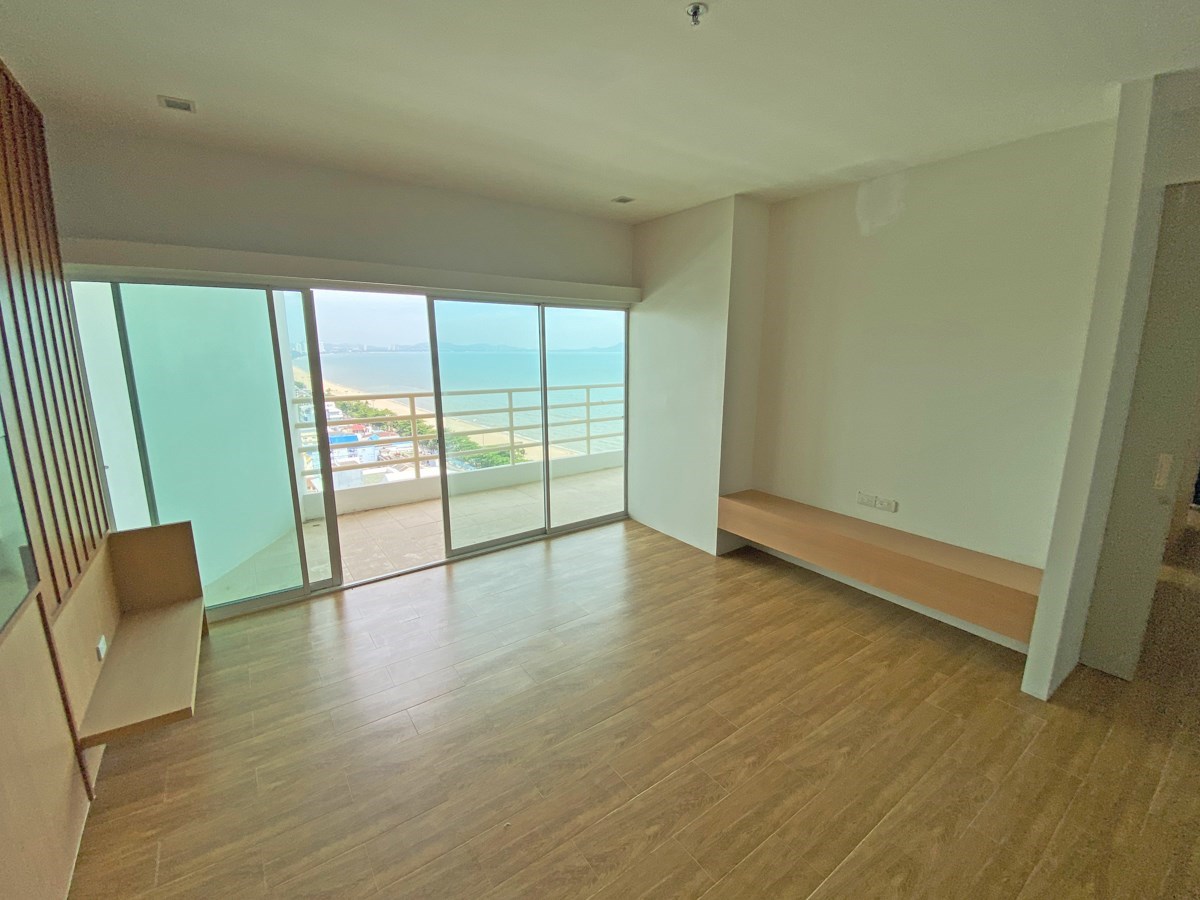 Condominium for sale Jomtien Beach Pattaya showing the master bedroom with balcony Condominium for sale Jomtien Beach Pattaya showing the master bedroom with balcony