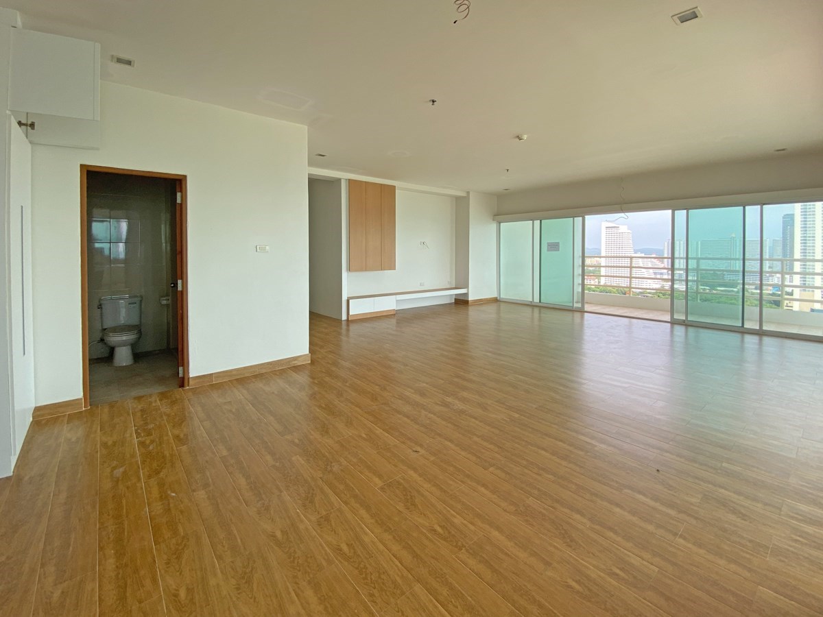Condominium for sale Jomtien Beach Pattaya showing the living and dining areas Condominium for sale Jomtien Beach Pattaya showing the living and dining areas
