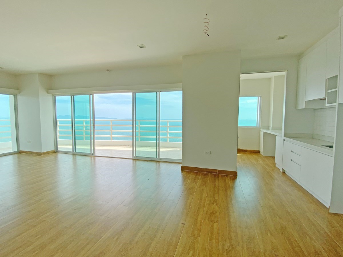 Condominium for sale Jomtien Beach Pattaya showing the living and kitchen areas Condominium for sale Jomtien Beach Pattaya showing the living and kitchen areas