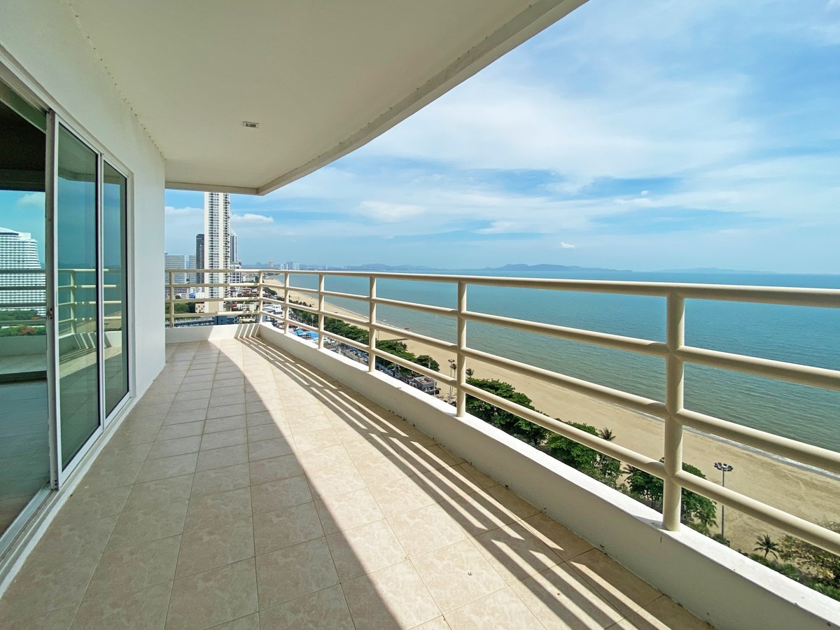 Condominium for sale Jomtien Beach Pattaya showing the balcony view Condominium for sale Jomtien Beach Pattaya showing the balcony view