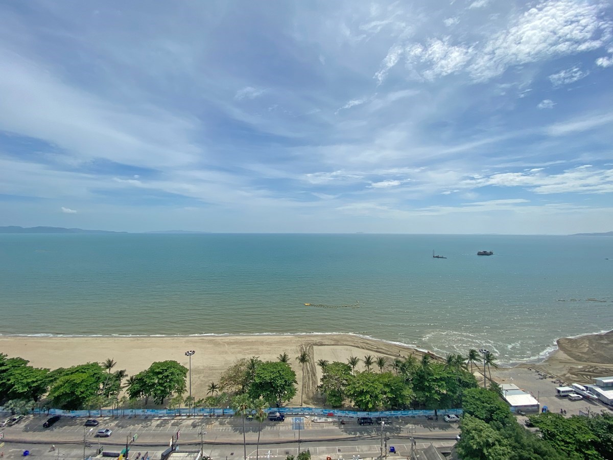 Condominium for sale Jomtien Beach Pattaya showing the uninterrupted sea view Condominium for sale Jomtien Beach Pattaya showing the uninterrupted sea view