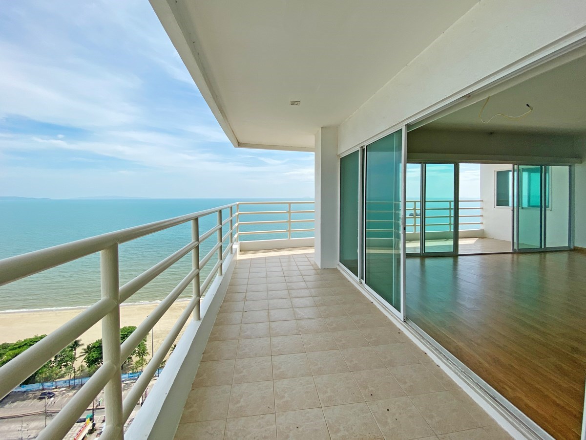Condominium for sale Jomtien Beach Pattaya showing the living room and balcony Condominium for sale Jomtien Beach Pattaya showing the living room and balcony