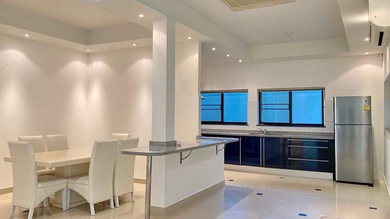 House for rent Jomtien Park Villas showing the dining and kitchen areas House for rent Jomtien Park Villas showing the dining and kitchen areas