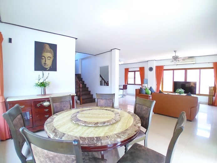House for rent Jomtien showing the dining and living areas House for rent Jomtien showing the dining and living areas
