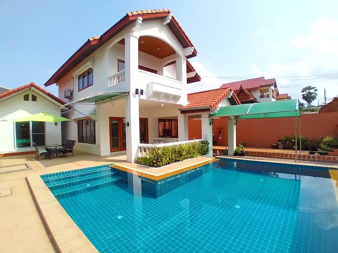 House for rent Jomtien showing the house, pool and carport House for rent Jomtien showing the house, pool and carport