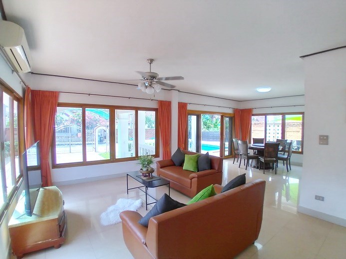 House for rent Jomtien showing the living and dining areas House for rent Jomtien showing the living and dining areas