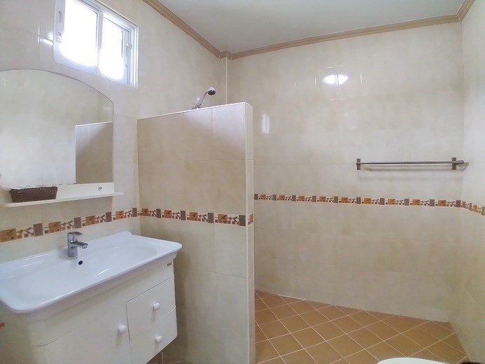 House for rent Jomtien showing the master bathroom House for rent Jomtien showing the master bathroom