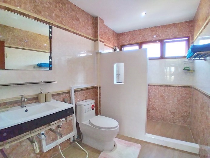 House for rent Jomtien showing the master bathroom House for rent Jomtien showing the master bathroom