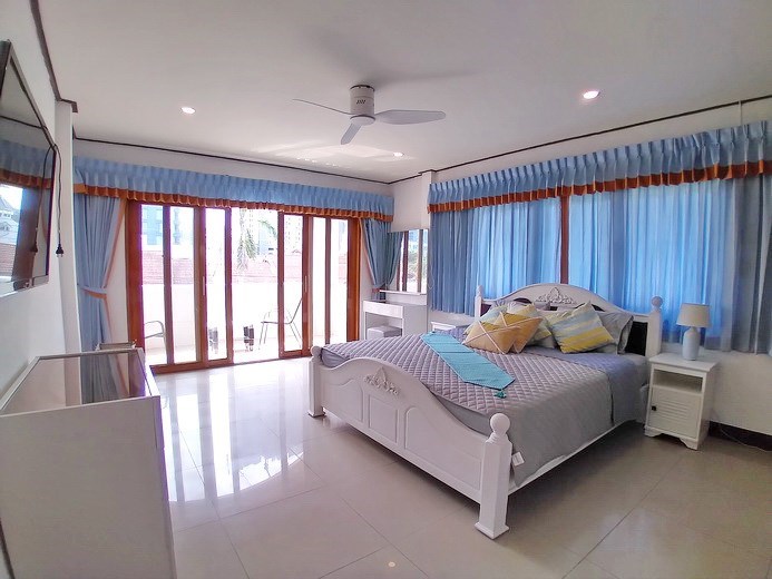 House for rent Jomtien showing the master bedroom and balcony House for rent Jomtien showing the master bedroom and balcony