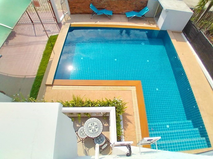 House for rent Jomtien showing the master bedroom balcony view House for rent Jomtien showing the master bedroom balcony view
