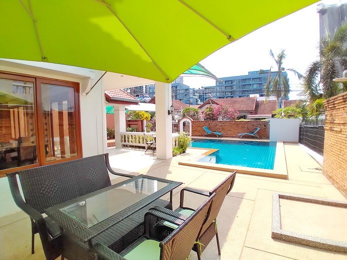House for rent Jomtien showing the terrace and pool House for rent Jomtien showing the terrace and pool