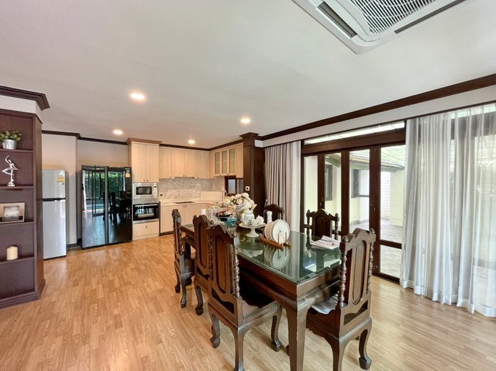 House for rent Central Pattaya showing the dining and kitchen areas House for rent Central Pattaya showing the dining and kitchen areas