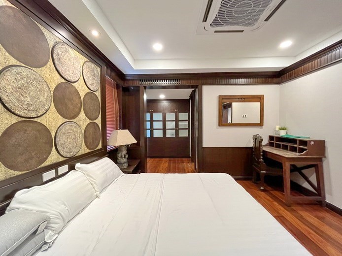 House for rent Central Pattaya showing the master bedroom and wardrobes House for rent Central Pattaya showing the master bedroom and wardrobes
