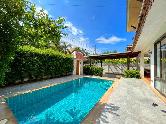 House for rent Central Pattaya showing the pool and carport House for rent Central Pattaya showing the pool and carport
