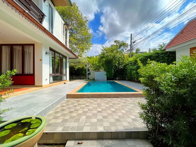 House for rent Central Pattaya showing the poolside terrace House for rent Central Pattaya showing the poolside terrace