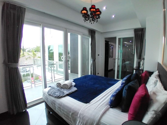 House for sale Jomtien showing the fourth bedroom and balcony