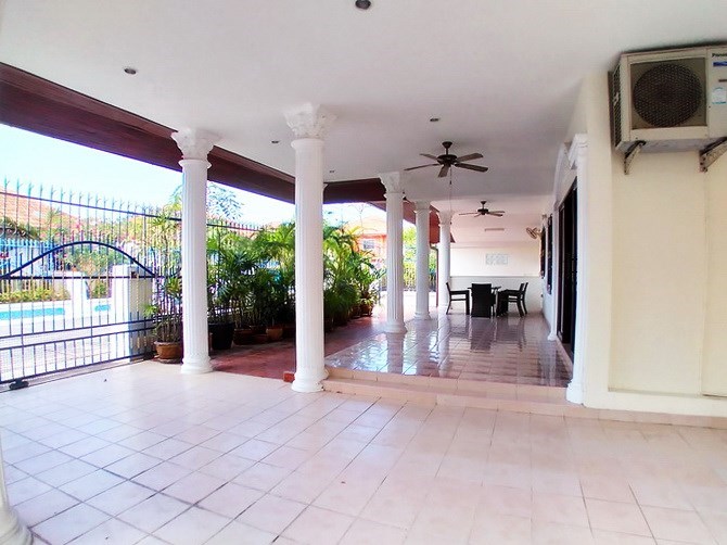 House for sale Pattaya showing the carport House for sale Pattaya showing the carport