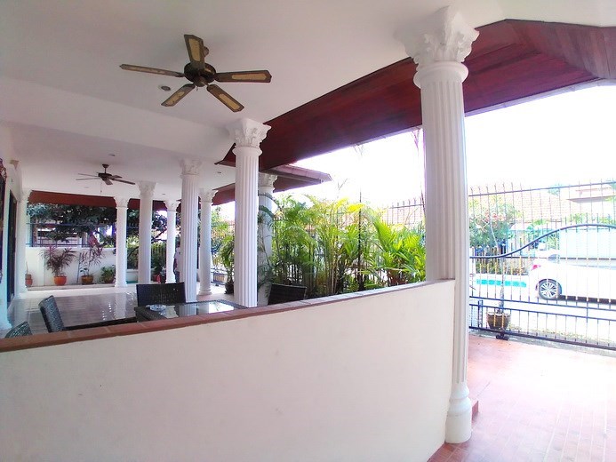 House for sale Pattaya showing the covered terrace House for sale Pattaya showing the covered terrace