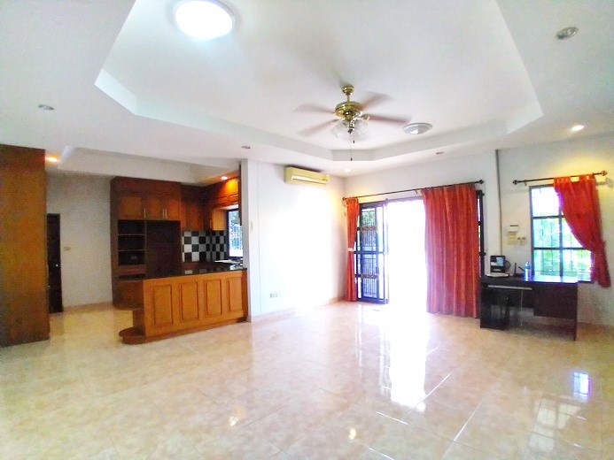 House for sale Pattaya showing the dining and kitchen areas House for sale Pattaya showing the dining and kitchen areas