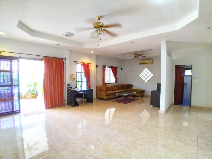 House for sale Pattaya showing the living area House for sale Pattaya showing the living area